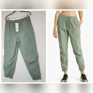 NWT Sweaty Betty Green Quinn Crop Cargo Pants Joggers. Size 10 or Large.